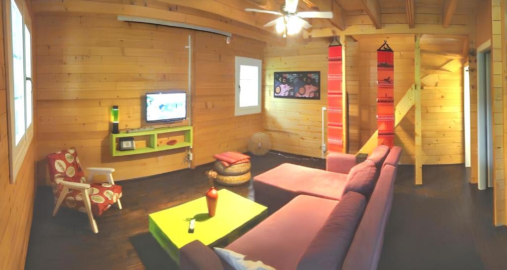 TV a/nebo společenská místnost v ubytování Chalet spacieux et convivial à Vincendo avec piscine et jacuzzi.