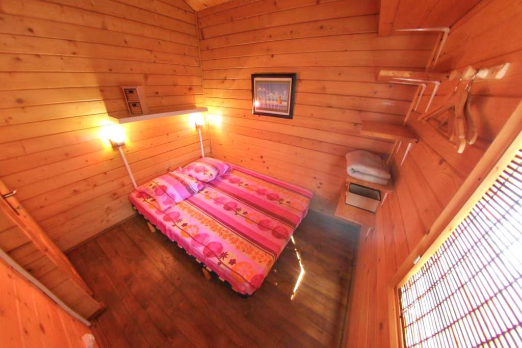 Postel nebo postele na pokoji v ubytování Chalet spacieux et convivial à Vincendo avec piscine et jacuzzi.