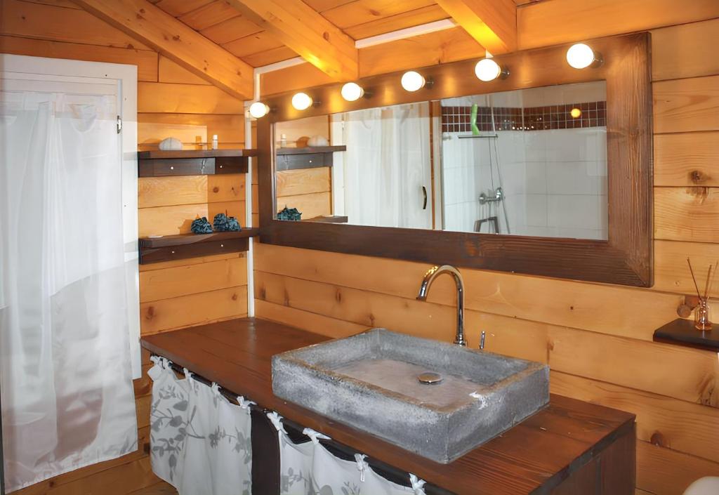 Koupelna v ubytování Chalet spacieux et convivial à Vincendo avec piscine et jacuzzi.