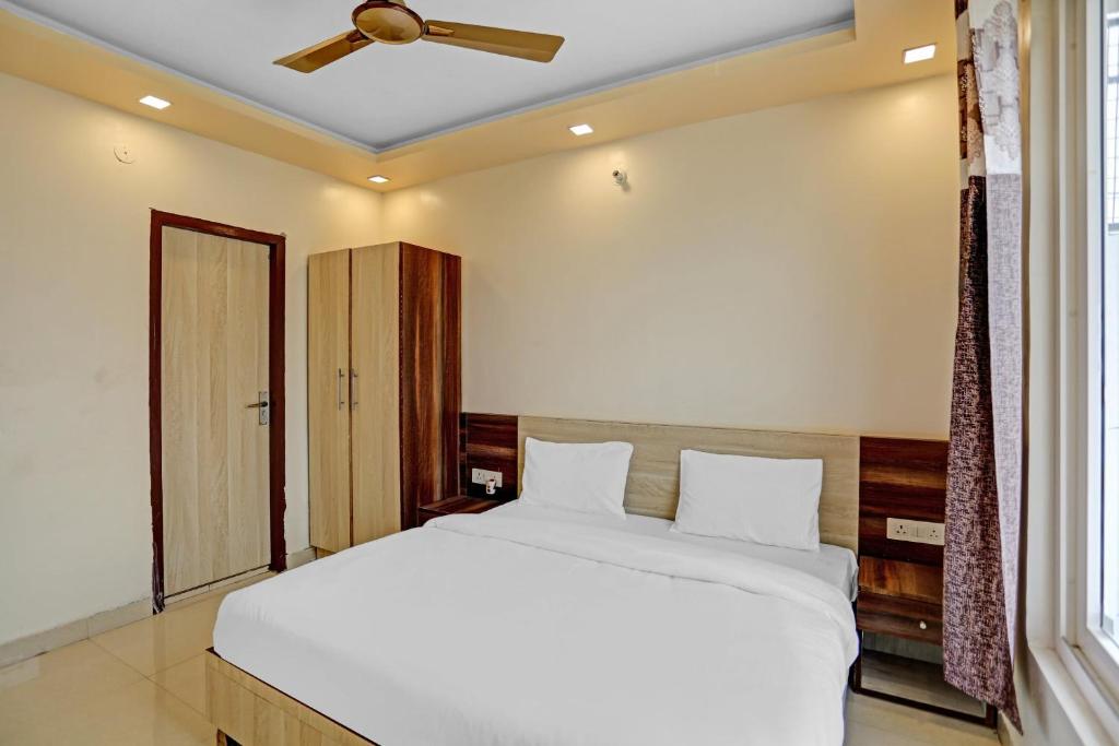 Postel nebo postele na pokoji v ubytování Hotel O Expo View Near PVR Ansal Plaza Greater Noida