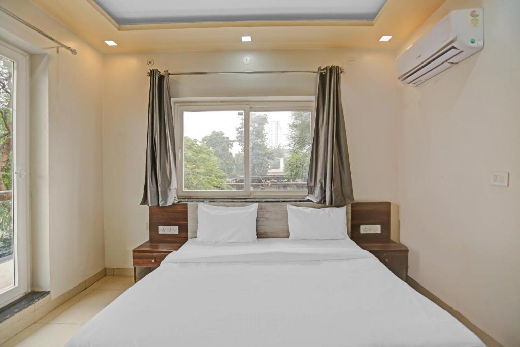 Postel nebo postele na pokoji v ubytování Hotel O Expo View Near PVR Ansal Plaza Greater Noida