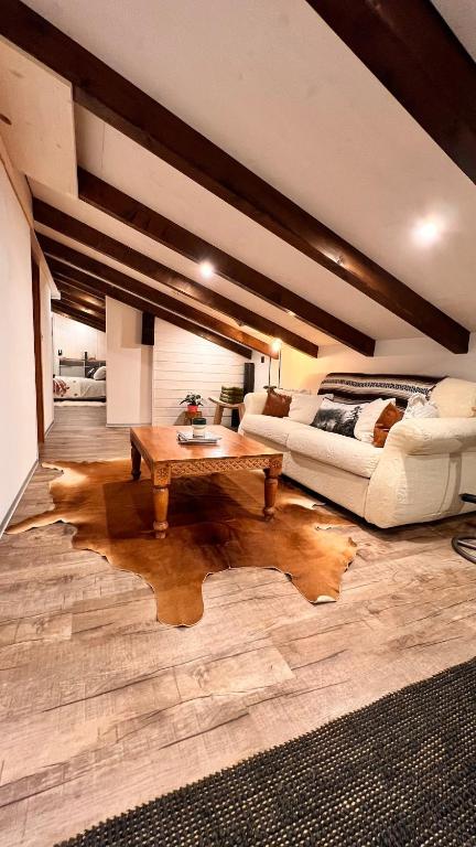 Posezení v ubytování Cozy Alpine Attic
