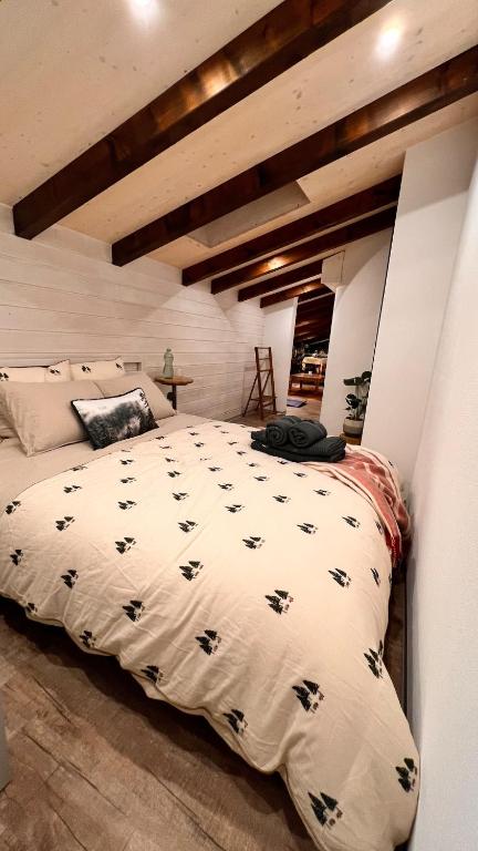 Postel nebo postele na pokoji v ubytování Cozy Alpine Attic