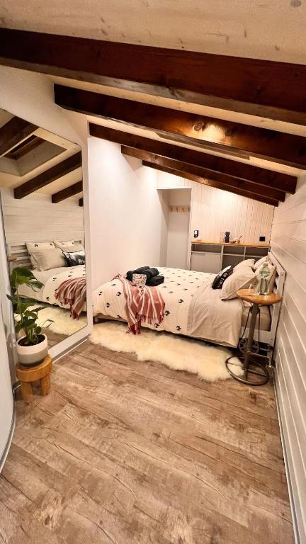 Postel nebo postele na pokoji v ubytování Cozy Alpine Attic