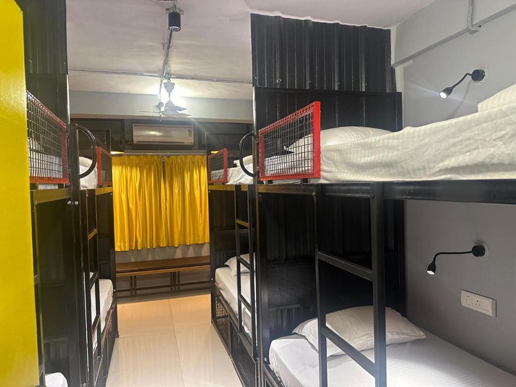 Ένα ή περισσότερα κρεβάτια σε δωμάτιο στο Travotale Hostel and CoWork Koregaonpark Pune