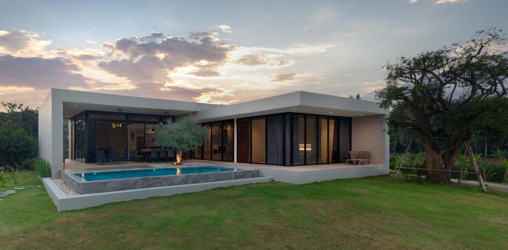 Πισίνα στο ή κοντά στο Hakuna Matata Villas Phrae