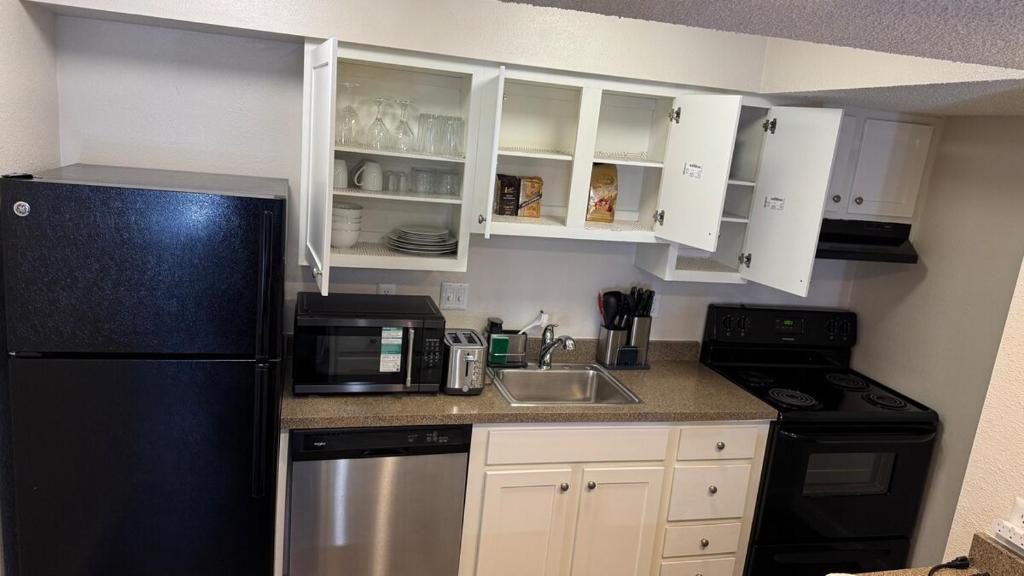 Kuchyň nebo kuchyňský kout v ubytování A luxury studio apartment,