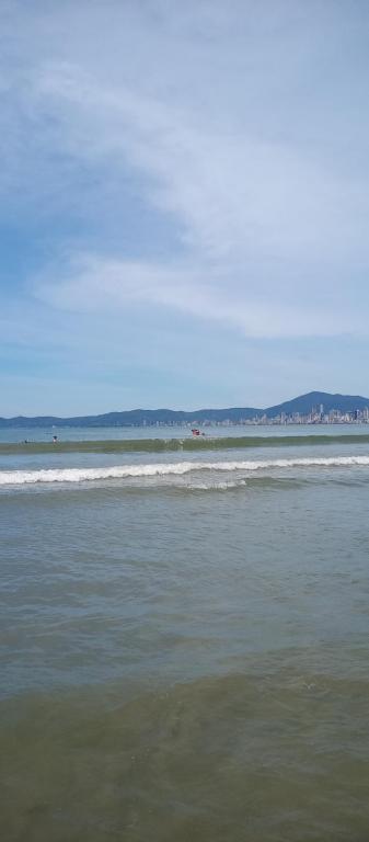 uno specchio d'acqua con onde nell'oceano di Amplo apartamento para aluguel diário numa das melhores praias de SC. a Meia Praia