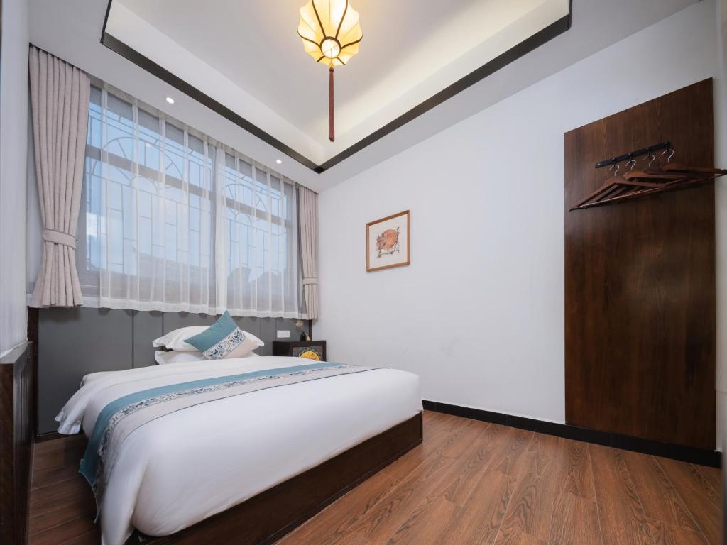 FenghuangQixin Guesthouse客房内的一张或多张床位