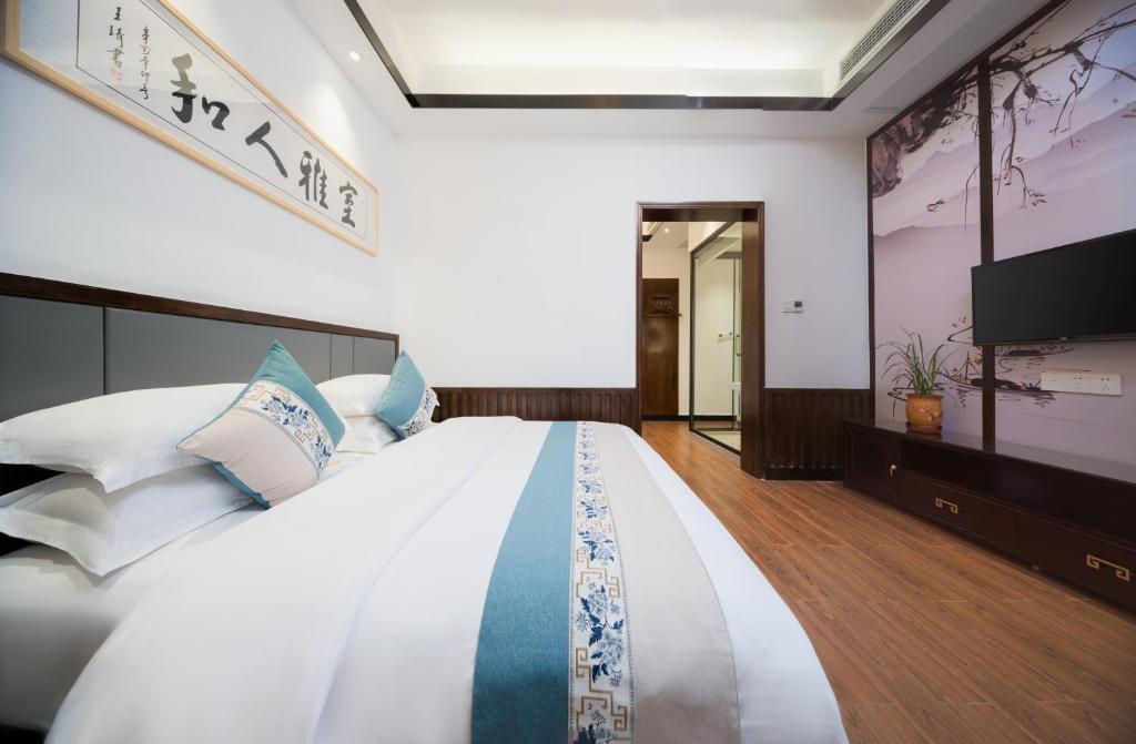 FenghuangQixin Guesthouse客房内的一张或多张床位