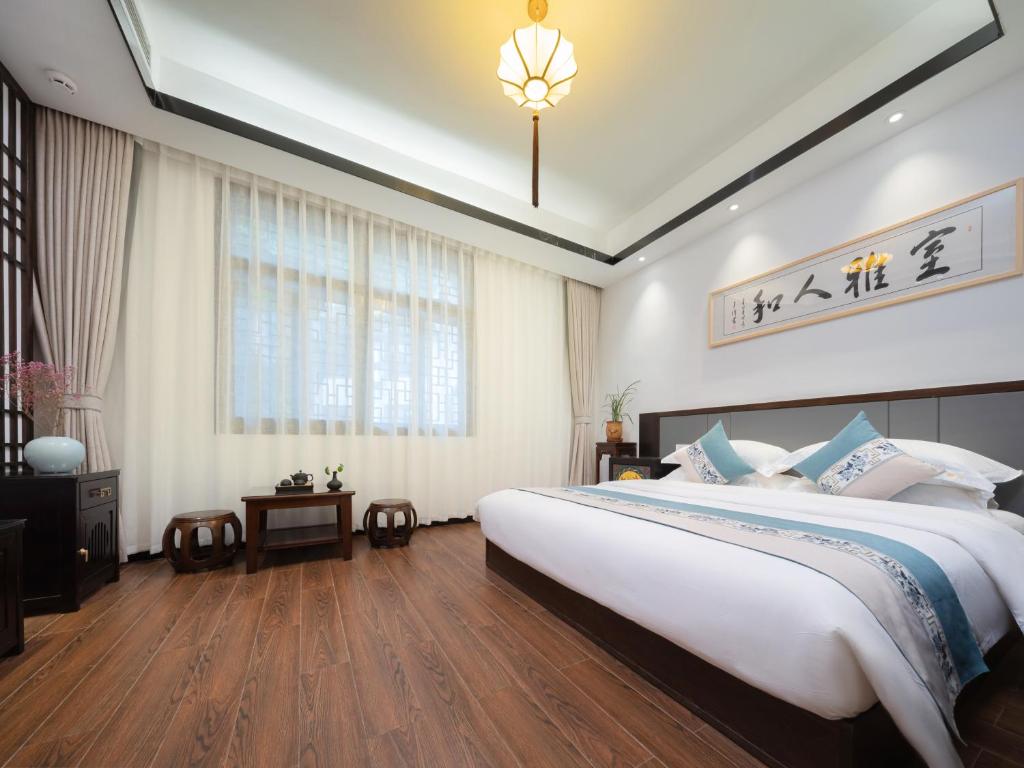 FenghuangQixin Guesthouse客房内的一张或多张床位