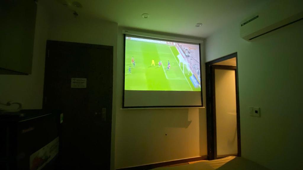 TV a/nebo společenská místnost v ubytování Era Apartment - Chùa Láng