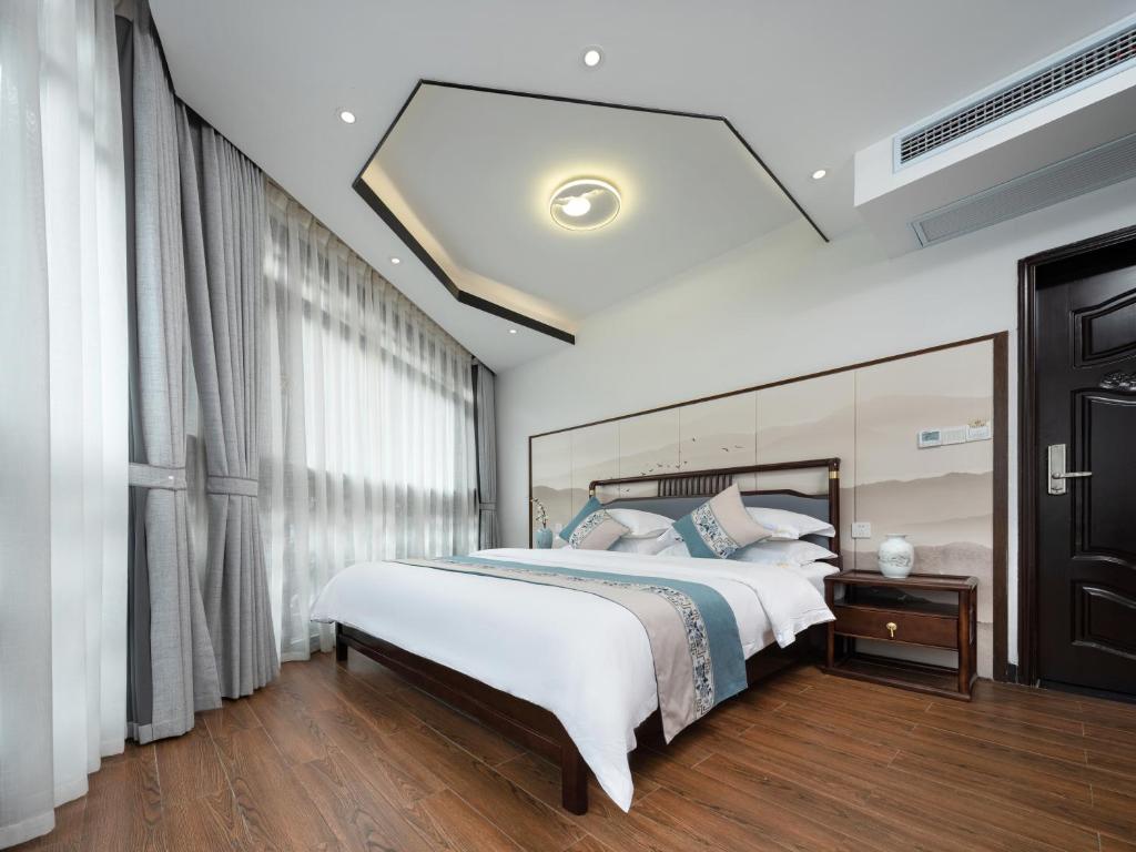 FenghuangQixin Guesthouse客房内的一张或多张床位