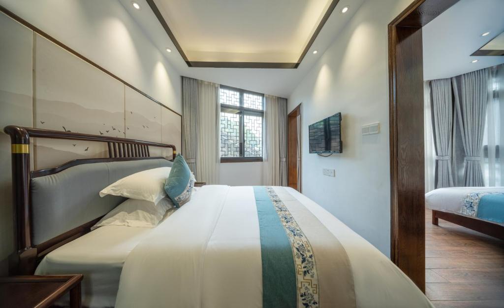 FenghuangQixin Guesthouse客房内的一张或多张床位