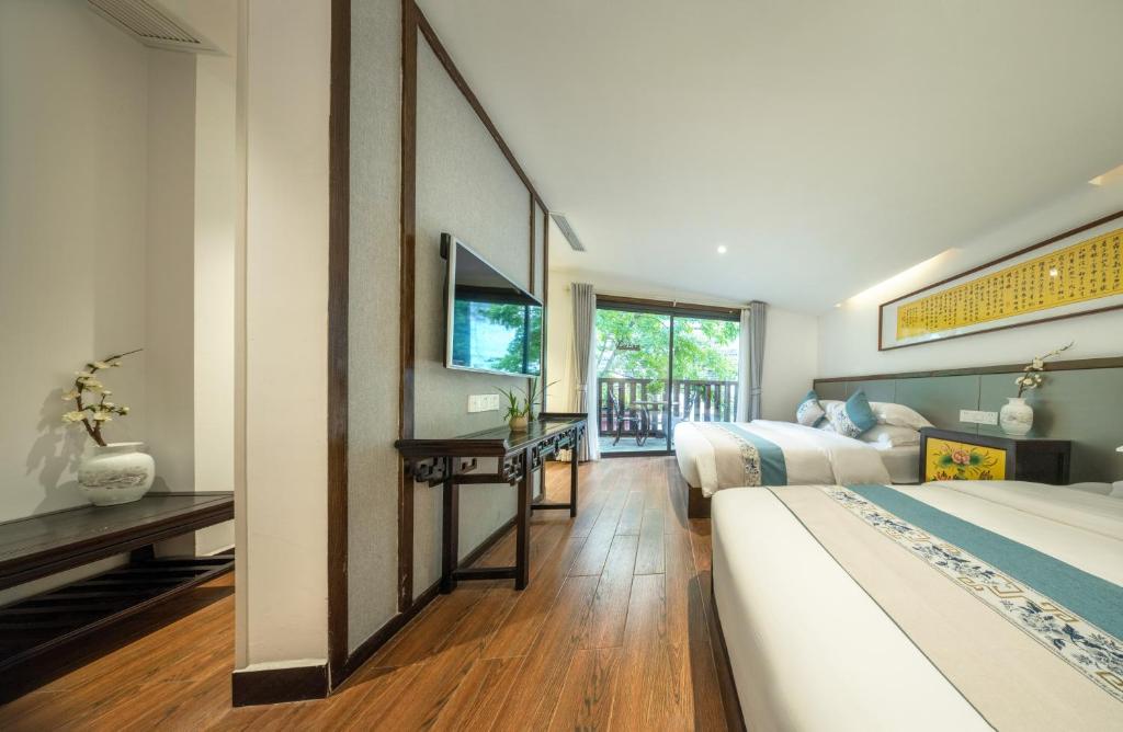FenghuangQixin Guesthouse客房内的一张或多张床位