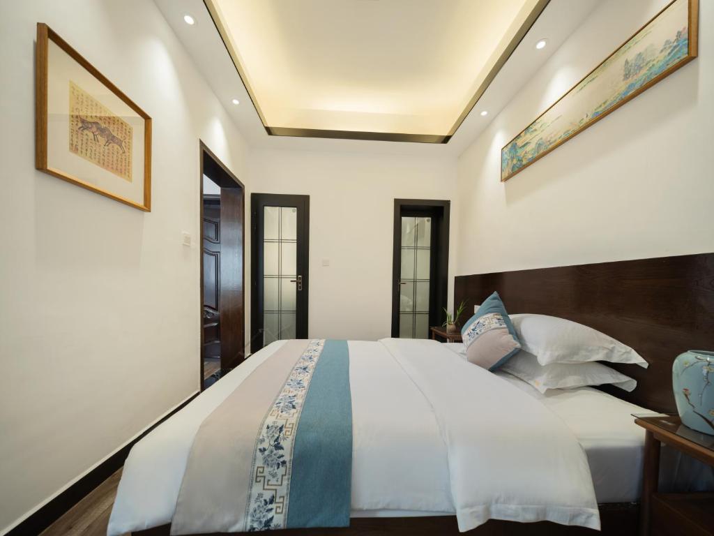 FenghuangQixin Guesthouse客房内的一张或多张床位
