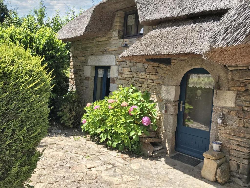 Vonkajšia záhrada v ubytovaní Maison paisible à Moëlan-sur-Mer avec jardin et barbecue