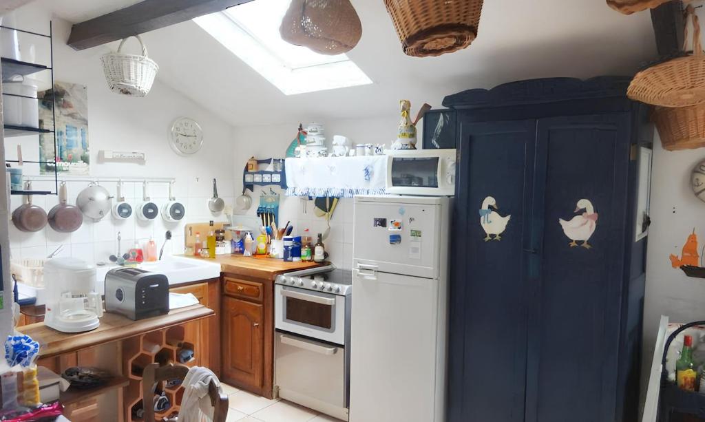 Kuchyňa alebo kuchynka v ubytovaní Maison paisible à Moëlan-sur-Mer avec jardin et barbecue
