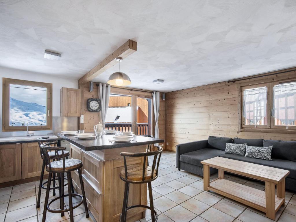 une cuisine et un salon avec un canapé et une table dans l'établissement Val Thorens - Spacieux Appartement 6 Pers. - FR-1-640-74, à Val Thorens