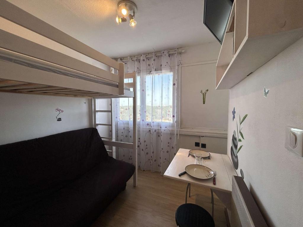 Cette petite chambre comprend un lit et un lavabo. dans l'établissement Studio à 20m de la plage avec parking, Saint-Jean-de-Monts - FR-1-224C-329, à Saint-Jean-de-Monts