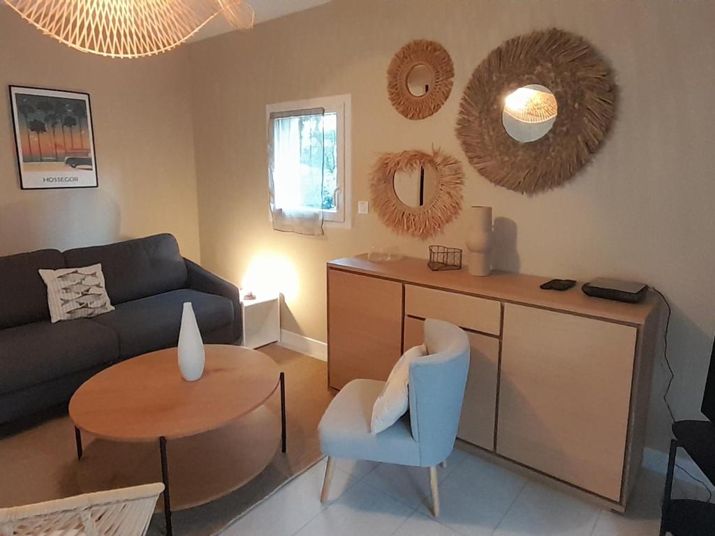 Photo de la galerie de l'établissement T3 moderne avec jardin, terrasse, plage à proximité, parking et WiFi à Capbreton - FR-1-239-1094, à Capbreton