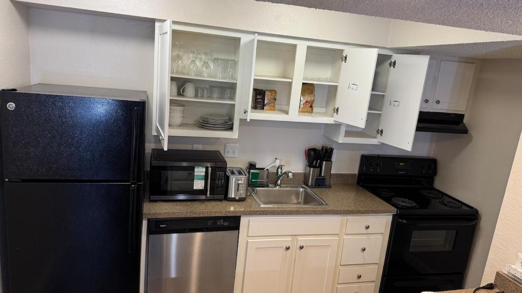 Kuchyň nebo kuchyňský kout v ubytování A luxury studio apartment,