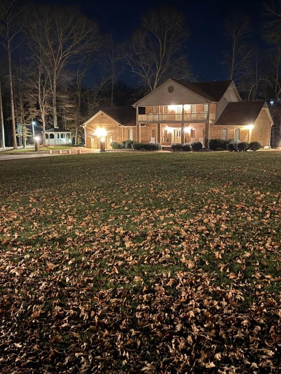ein Haus in der Nacht mit einem Blattfeld in der Unterkunft Whisper Chateau Weddings Reunions Groups 75 Plus in Greensboro