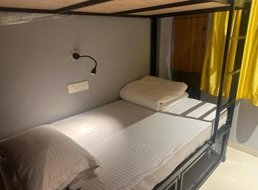 Ένα ή περισσότερα κρεβάτια σε δωμάτιο στο Travotale Hostel and CoWork Koregaonpark Pune