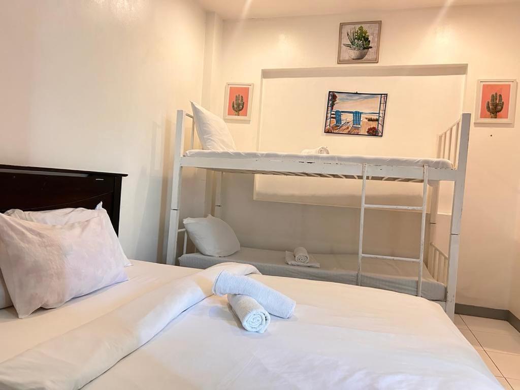 Postel nebo postele na pokoji v ubytování Luna Oslob Travellers Inn