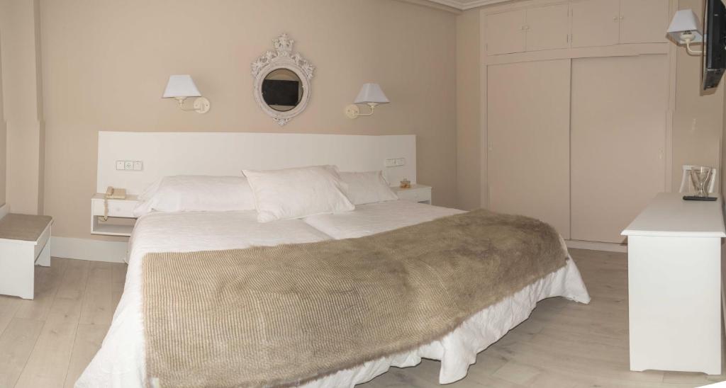 Postel nebo postele na pokoji v ubytování Ares Hotel
