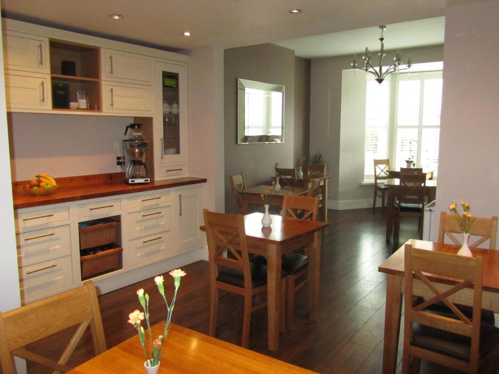 uma cozinha e sala de jantar com mesa e cadeiras em Geminian em Harrogate