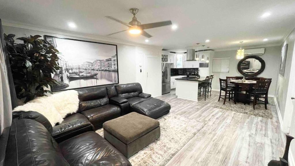 Køkken eller tekøkken på A Short Beach walk fish fry minutes to downtown