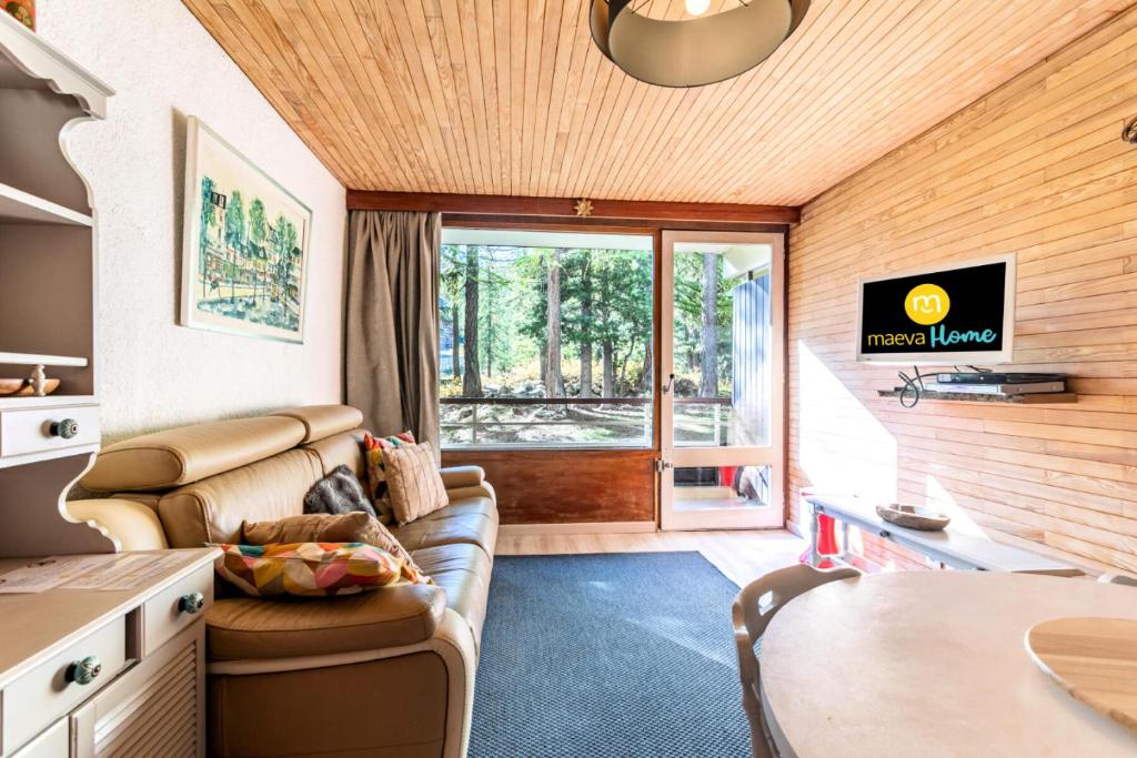 un salon avec un canapé et une table dans l'établissement Les Ecrins 3 - maeva Home - Appartement 2 pièces 5 personnes - Prestige MAE-6901, à Vars