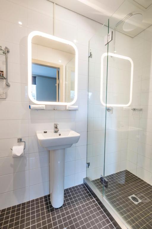 Koupelna v ubytování Vulcan Hotel Sydney