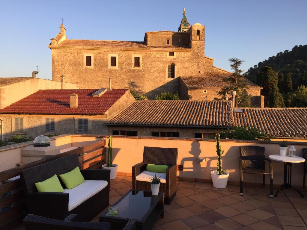 Blick auf ein Gebäude von einer Terrasse in der Unterkunft Residencial Suites Valldemossa - Turismo de Interior in Valldemossa