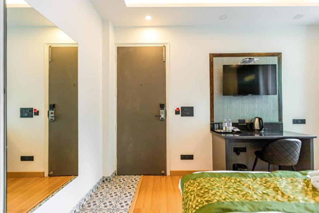 Postel nebo postele na pokoji v ubytování Hotel Mayur C R Park - Greater Kailash New Delhi
