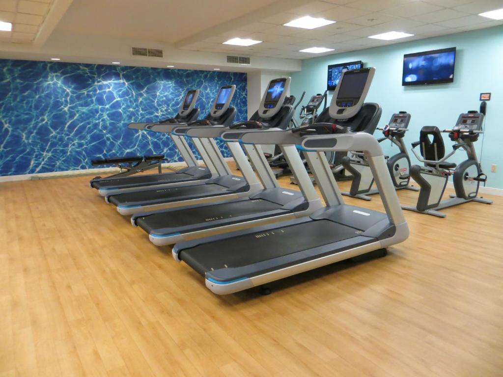 Fitness centrum a/nebo fitness zařízení v ubytování The Platinum Hotel