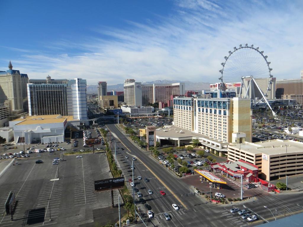 Nespecifikovaný výhled na destinaci Las Vegas nebo výhled na město při pohledu z hotelu