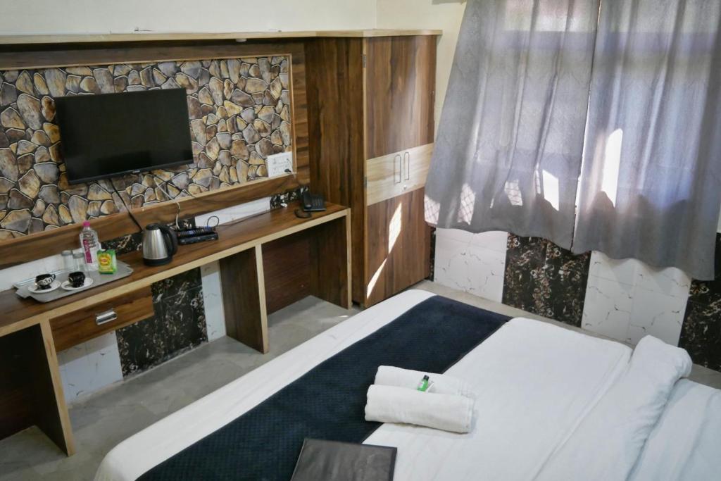Postel nebo postele na pokoji v ubytování Hotel Grand Vijay