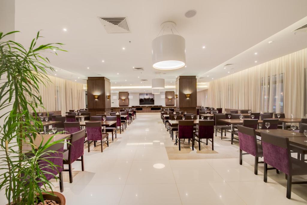 Um restaurante ou outro lugar para comer em Linx Confins