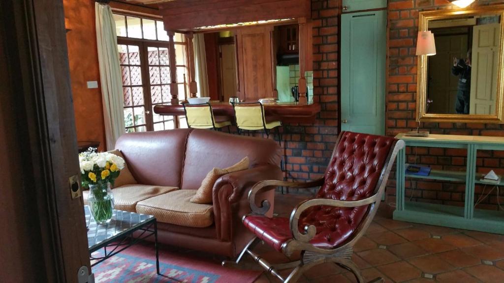 ein Wohnzimmer mit einer Couch und einem Sessel in der Unterkunft Family & Group Accomodation by Woodmere in Nairobi