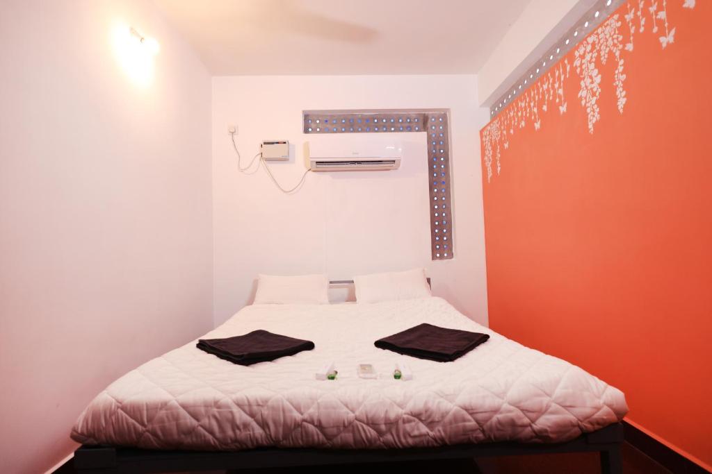 Postel nebo postele na pokoji v ubytování JK Residency