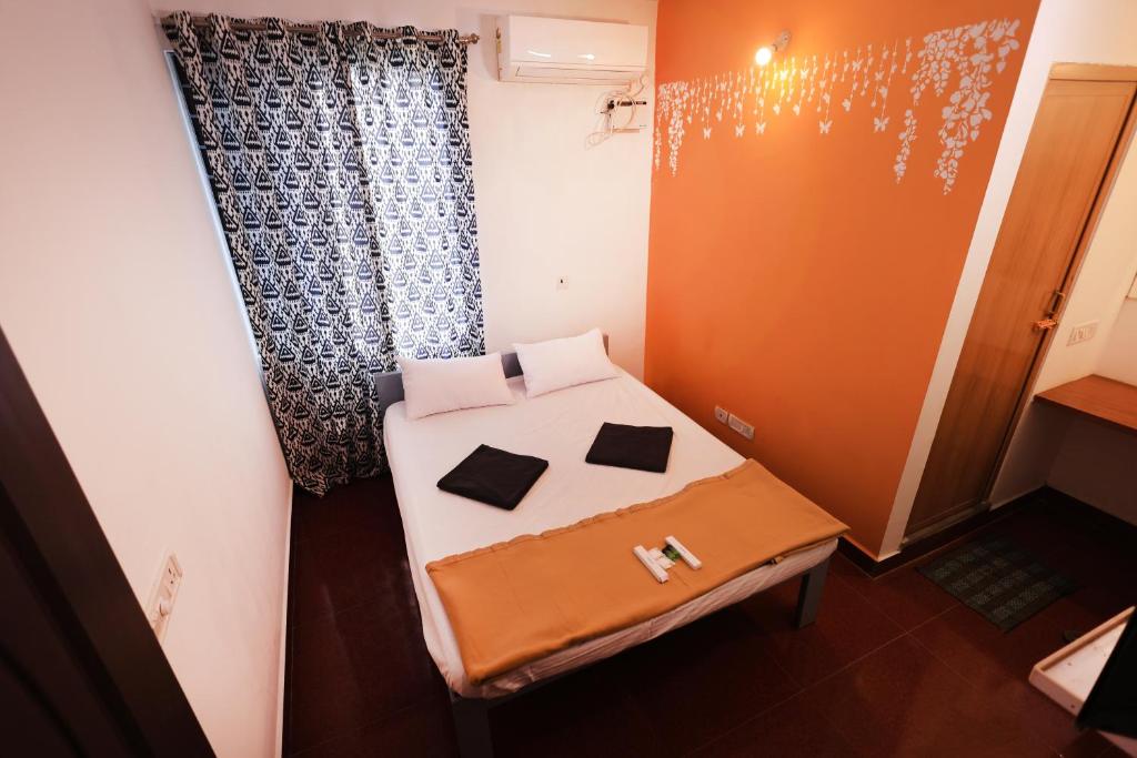 Postel nebo postele na pokoji v ubytování JK Residency