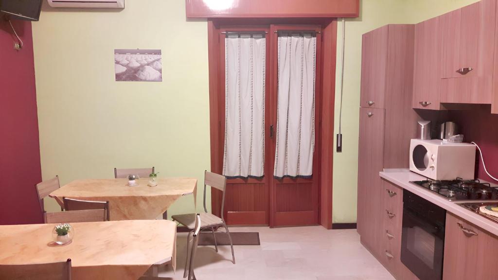 A kitchen or kitchenette at Spacious Apartment in Trapani + AC