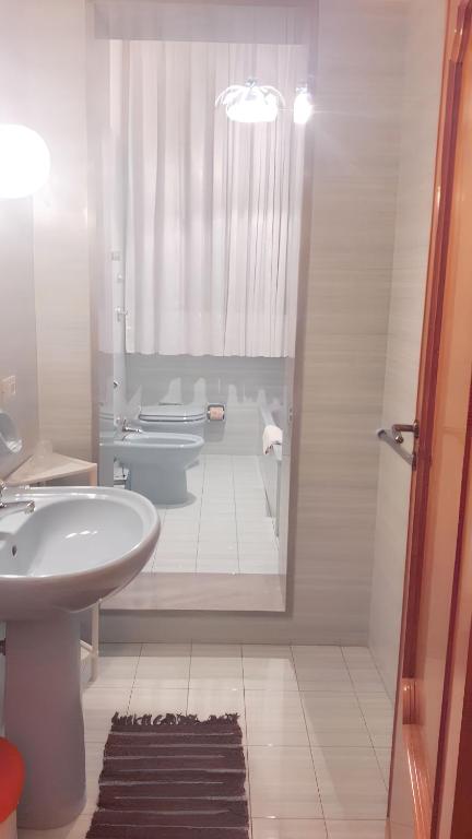 A bathroom at Spacious Apartment in Trapani + AC