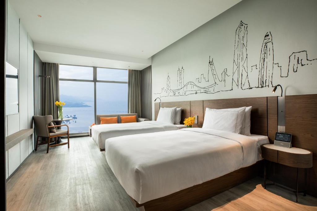 Postel nebo postele na pokoji v ubytování UrCove By Hyatt ShenZhen Futian Port毗邻中洲湾C Future City 福田口岸 尊享免费迷你吧