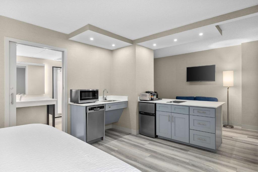 Homewood Suites By Hilton Downers Grove Chicago, Il - King Room With Mobility Accessible Roll-In Shower