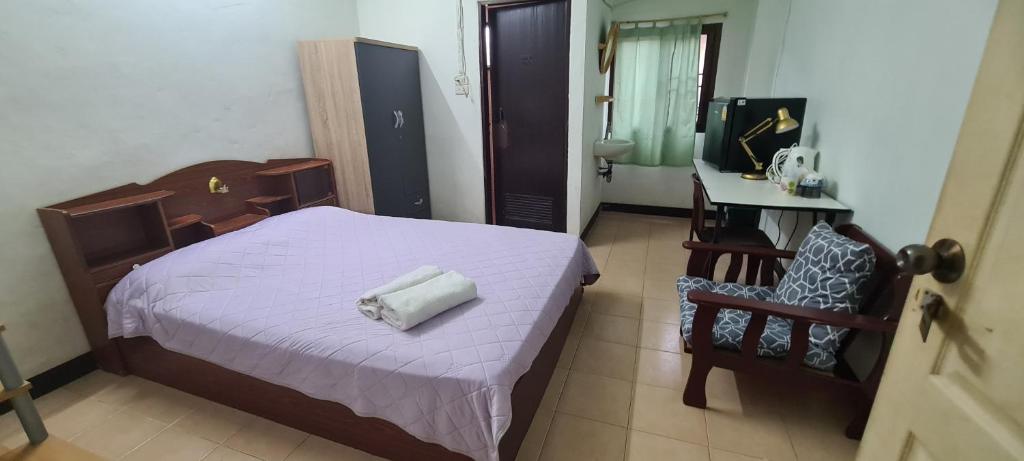 Postel nebo postele na pokoji v ubytování Roong-Arun Apartment