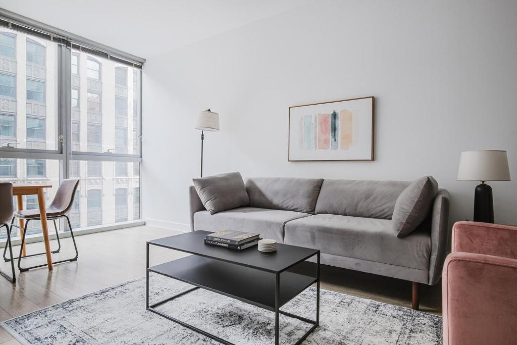 A seating area at Blueground The Loop pool gym nr park CHI-1187