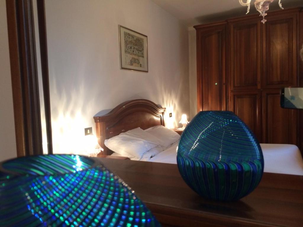 ヴェネツィアにあるVenice Biennaleのベッドルームの木製テーブルに座る青い花瓶2枚